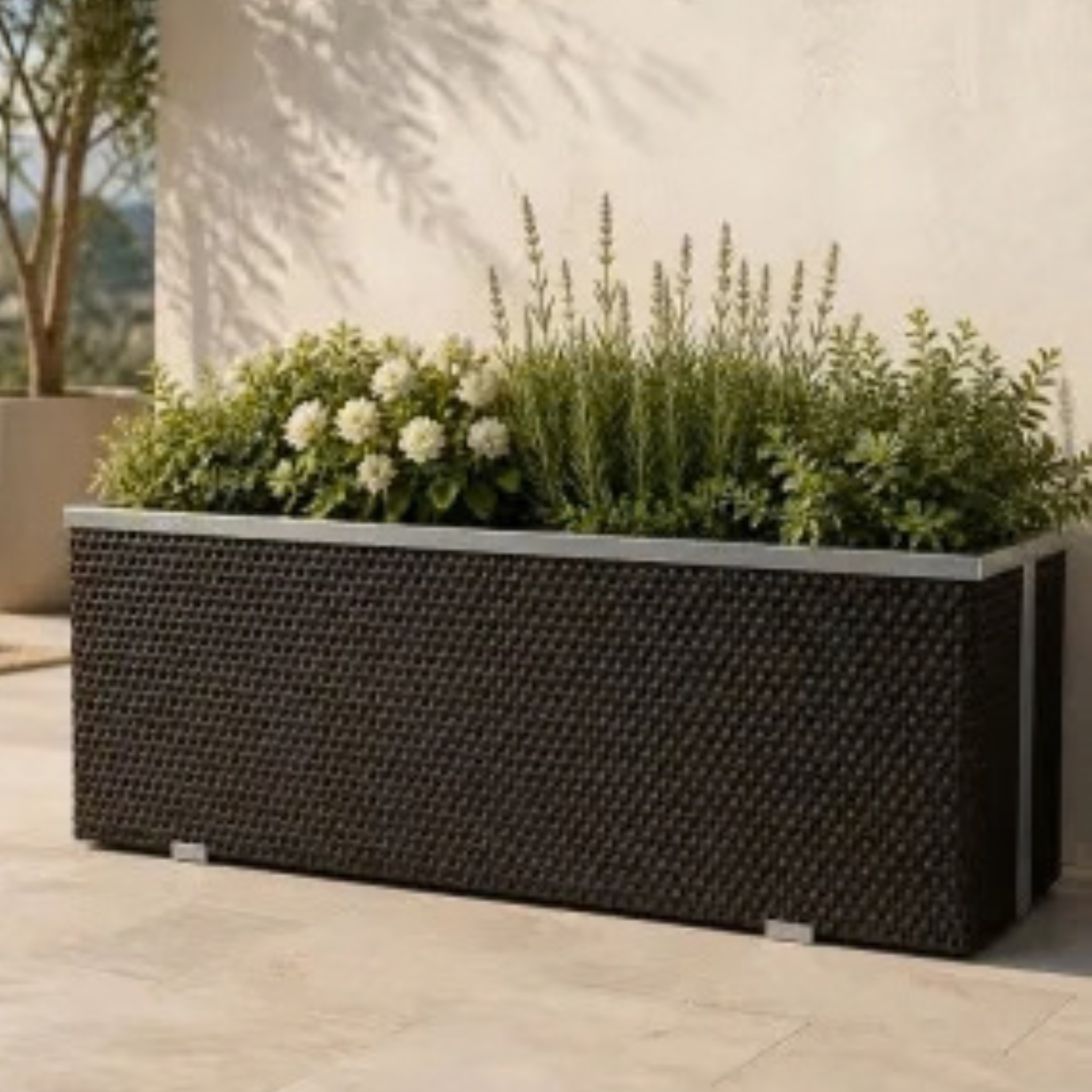 Jardinera rectangular de ratán sintético para exterior con plantas
